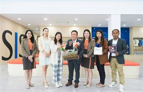 Wealthy Chinese Families Leaving China For International Schools