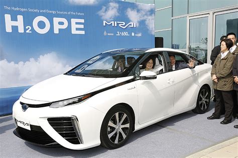 豐田《toyota Mirai》氫燃料電池車 讓新任總統蔡英文也關心