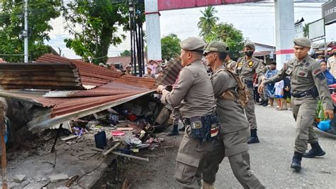 Berdiri Di Atas Drainase Bangunan Liar Di Padang Dibongkar Paksa