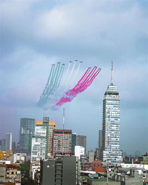Airshow over Mexico CityFree Stock Photo
