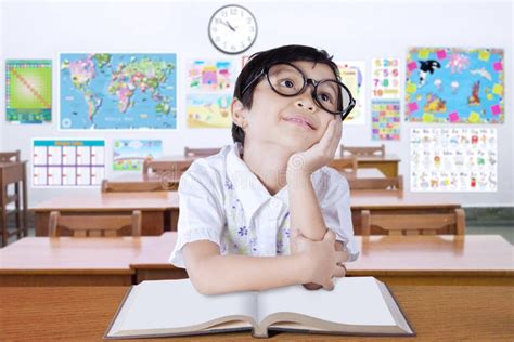 Petite Fille Songeuse S Asseyant Dans La Classe Image Stock Image Du