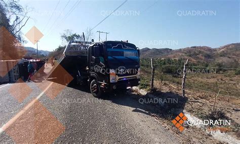 Invade Carril Un Taxi Y Provoca Volcadura De Camioneta En Ometepec