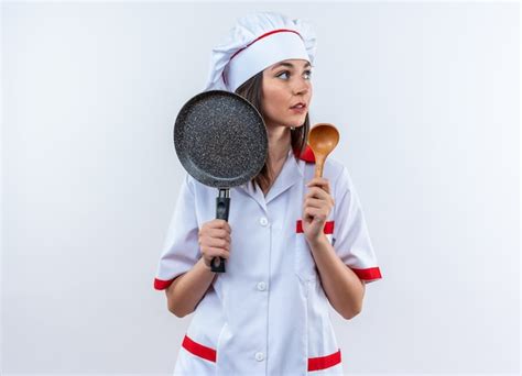 Mirando Al Lado Joven Cocinera Vistiendo Uniforme De Chef Sosteniendo