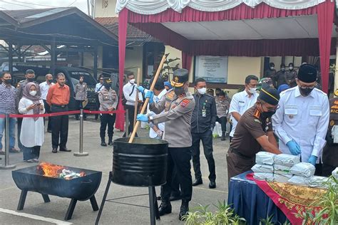 Polisi Musnahkan Barang Bukti Narkotika Hasil Tangkapan Terbesar Di