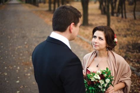 Pareja camina en el parque abrazo romántico de los recién casados