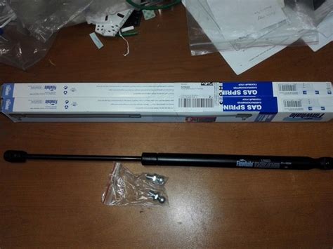 Установка газовых упоров задней двери Лады Приора | салон приоры