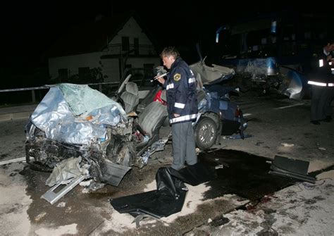 Trčila avtobus in osebno vozilo