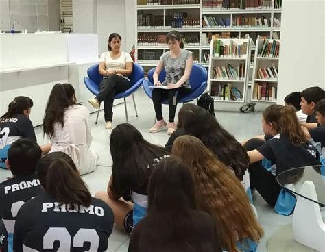 Lecturas En La Biblioteca Con El Alfabeto Braille