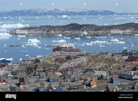 Mit Dem Jakobshavn Isfjord Im Hintergrund Fotos Und Bildmaterial In