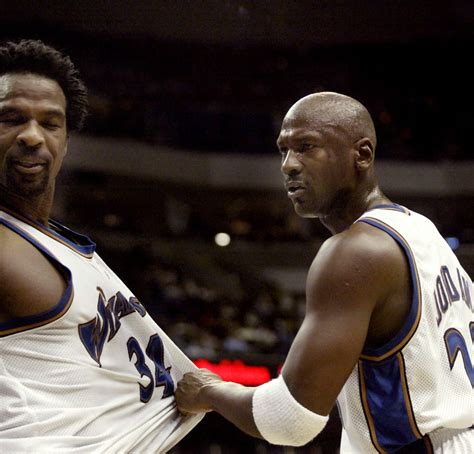 Top 73+ imagen charles oakley michael jordan - Abzlocal.mx