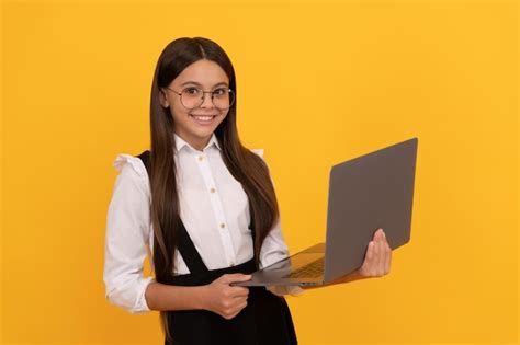 Crian A Sorridente Em Uniforme Escolar E Culos Estudam A S Ndrome Da