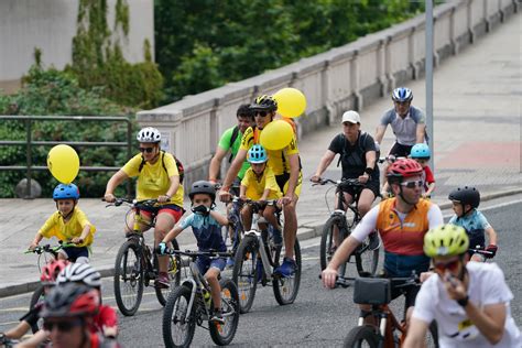 Cientos De Familias Disfrutan Del BiziTour Por Bilbao El Correo