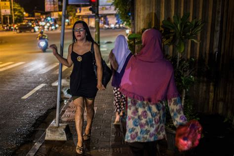 Transgender Muslims Find A Home For Prayer In Indonesia The New York