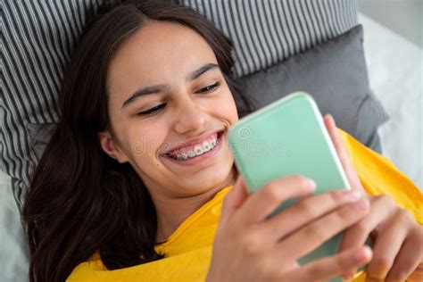 Retrato De Una Niña Adolescente Sonriente Con Llaves Usando Su