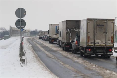 Wypadek Na Wschodniej Obwodnicy Poznania Zderzy Y Si Dwie Ci Ar Wki