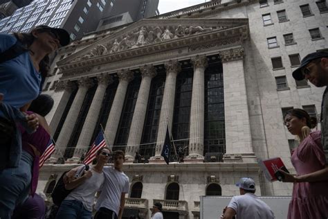 Wall Street Traders Reel as Still-Hot Economy Fuels Interest Rate-Hike ...