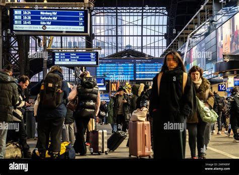 Anzeigetafeln Im Hamburger Hauptbahnhof Abendlicher Berufsverkehr Vor