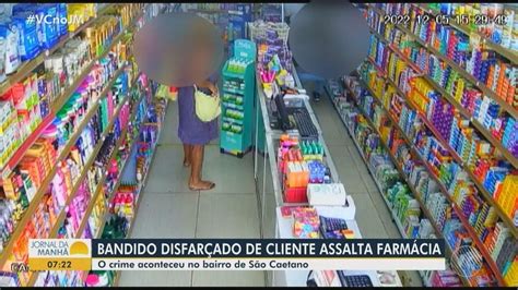 VÍDEO homem armado finge ser cliente e rouba dinheiro de farmácia em