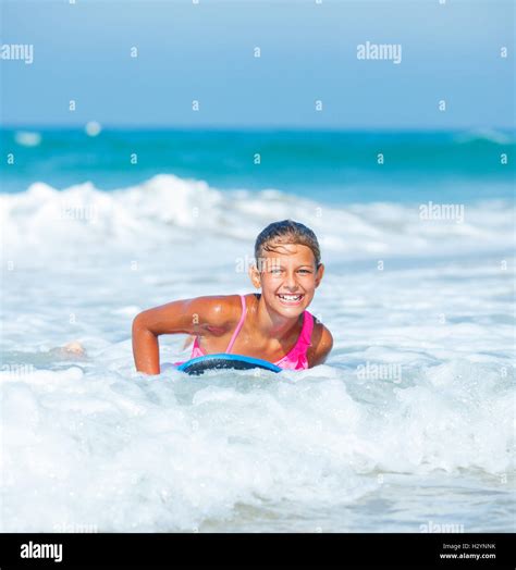 Kids bikini model Fotos und Bildmaterial in hoher Auflösung Alamy