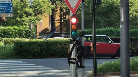 Monza Piccoli Semafori Sui Semafori Non Fanno Multe E Aiutano I