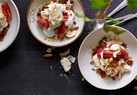 Eton Mess Med Bakt Rabarbra Hvit Sjokolade Og Kokoschips Tara No