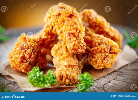 Ailes De Poulet Frit Croustillantes Sur La Table En Bois Photo Stock