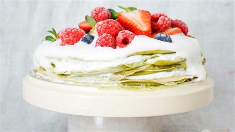 Gâteau de crêpes au thé matcha et aux fruits rouges facile découvrez