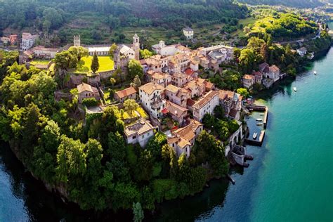 Affacciato sul Lago di Como c è il famosissimo borgo dei 1 000 scalini