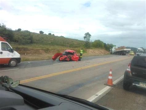 Acidente Entre Carro E Caminh O Deixa Tr Nsito Em Meia Pista Na Br