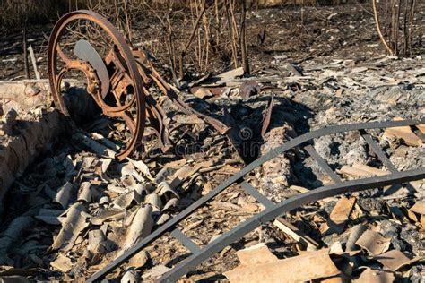 Las Consecuencias De Un Incendio En Una Antigua Casa De Campo De Madera