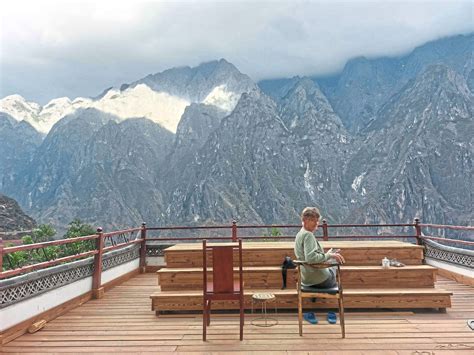 Malaysian Couple Goes On An Adventure Through Chinas Tiger Leaping