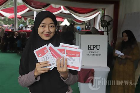 Pemilih Antusias Datangi Tps Untuk Gunakan Hak Pilihnya Foto