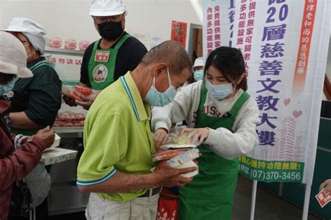 正德高雄鳳山愛心廚房公益活動 網紅蔓蔓與素食餐車攜手發放餐點