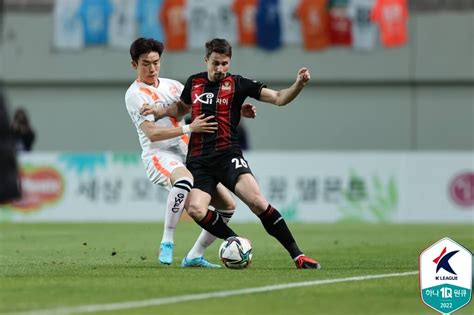 한승규 동점골 Fc서울 난타전 끝에 강원과 2 2 무승부