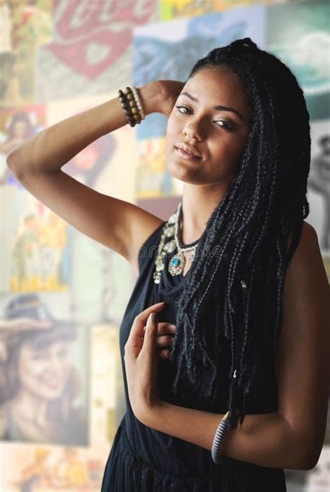 Estilo Y Actitud Retrato Recortado De Una Atractiva Joven Mujer Foto