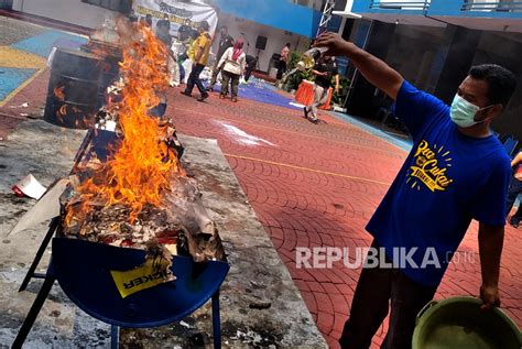 Petugas Musnahkan Barang Milik Negara Hasil Sitaan Senilai Rp 358 Juta