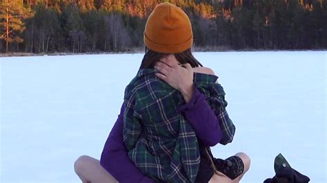 Sex on a frozen lake RosenlundX Vertical Vidéo de sexe gratuite