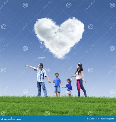 Amor Hermoso Y Familia De La Nube En El Cielo Azul Imagen De Archivo