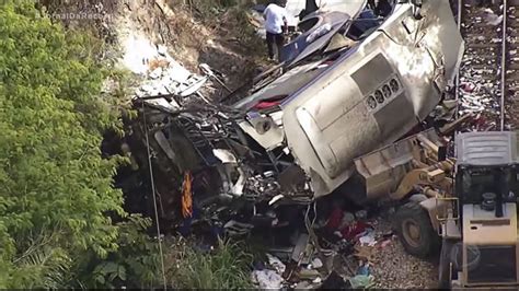 Ônibus de turismo clandestino cai de viaduto mata 16 pessoas e deixa