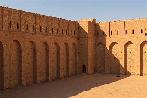 Fortaleza histórica de al ukhaidir cerca de karbala en irak Foto Premium