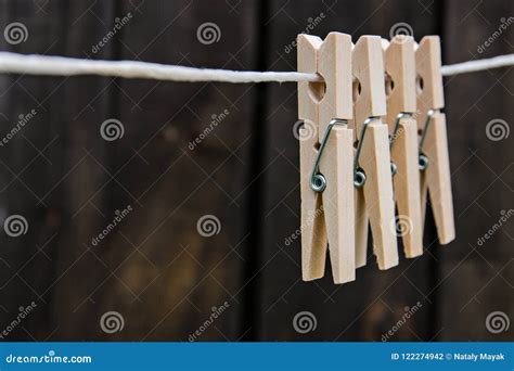 Le Mollette Da Bucato Di Legno Appendono Su Una Corda Su Un Fondo Di