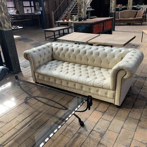 Canapé Chesterfield en cuir blanc Matériaux Autenthiques