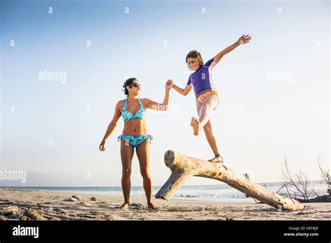 Mutter tochter mädchen bikini Fotos und Bildmaterial in hoher Auflösung Alamy