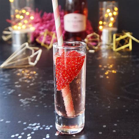 Sparkling rosé strawberry cocktail recipe | Bijoux & Bits