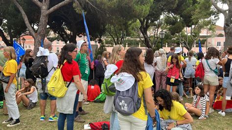 Centenas De Pessoas Concentradas Em Bel M Para Ver O Papa Francisco