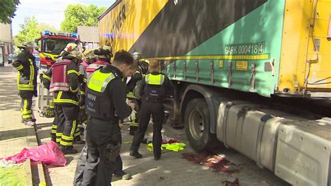 Radfahrer Stirbt Nach Schwerem Unfall Mit Lkw