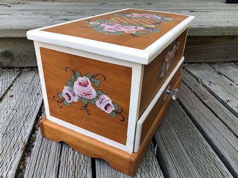 Peque A C Moda Vintage De Madera Con Cajonera Tole Pintada De Rosas