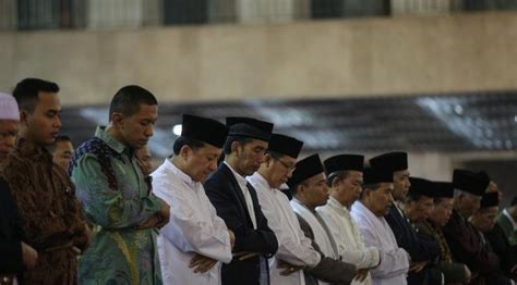 Berkoko Putih Jokowi Salat Tarawih Perdana Di Masjid Istiqlal Islami