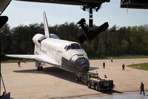 Spaceflight Now STS 133 Discovery Enters The Smithsonian