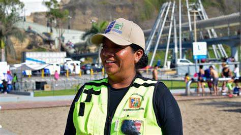 Integrante Del Serenazgo De Chorrillos Auxilia A Ba Ista En Playa Agua